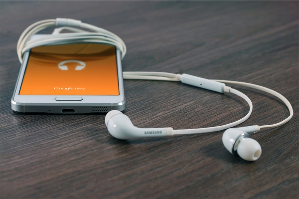 7 Essential Podcasts for Artists 